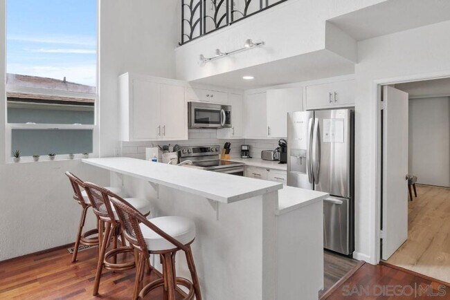 Foto del edificio - Stunning 3 Bedroom 2 Bath Beachside Gem!