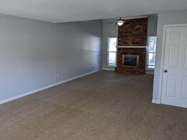 Building Photo - 925 S Lindenwood Dr