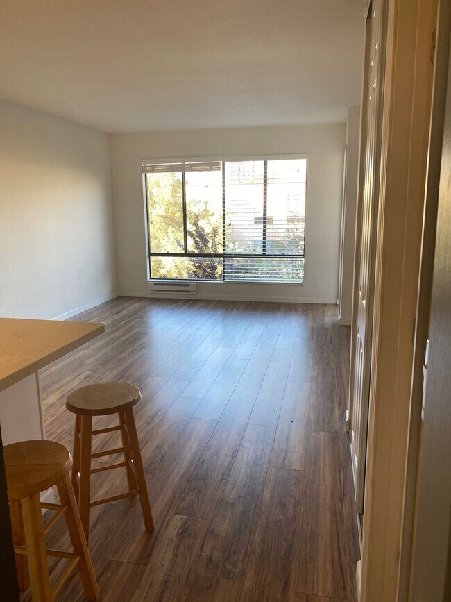 Foto del edificio - Upgraded top floor studio with tons of ame...