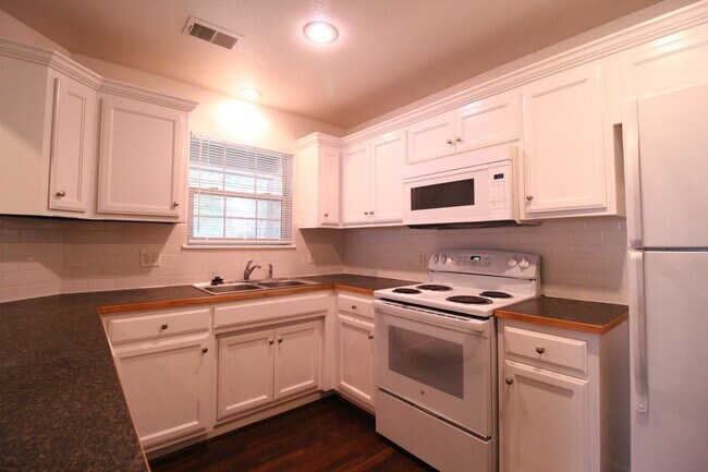 Foto del edificio - 1 Bedroom 1 Bath Duplex in Navy Hill Area ...