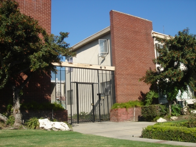 Foto del edificio - Vanowen Street Apartments