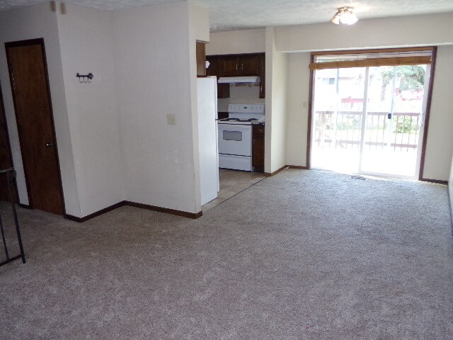 Building Photo - Nice 4 BR Home with Large Fenced Backyard ...
