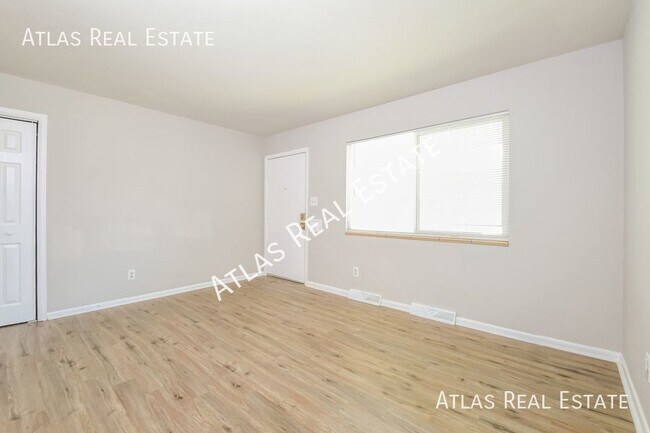 Building Photo - Newly Renovated 4 Bed 2 Bath Home Right of...