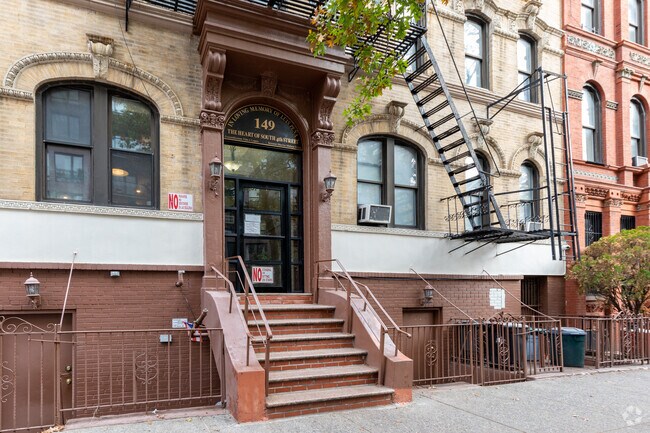 Building Photo - 2 br down the block from the busy Bedford ave