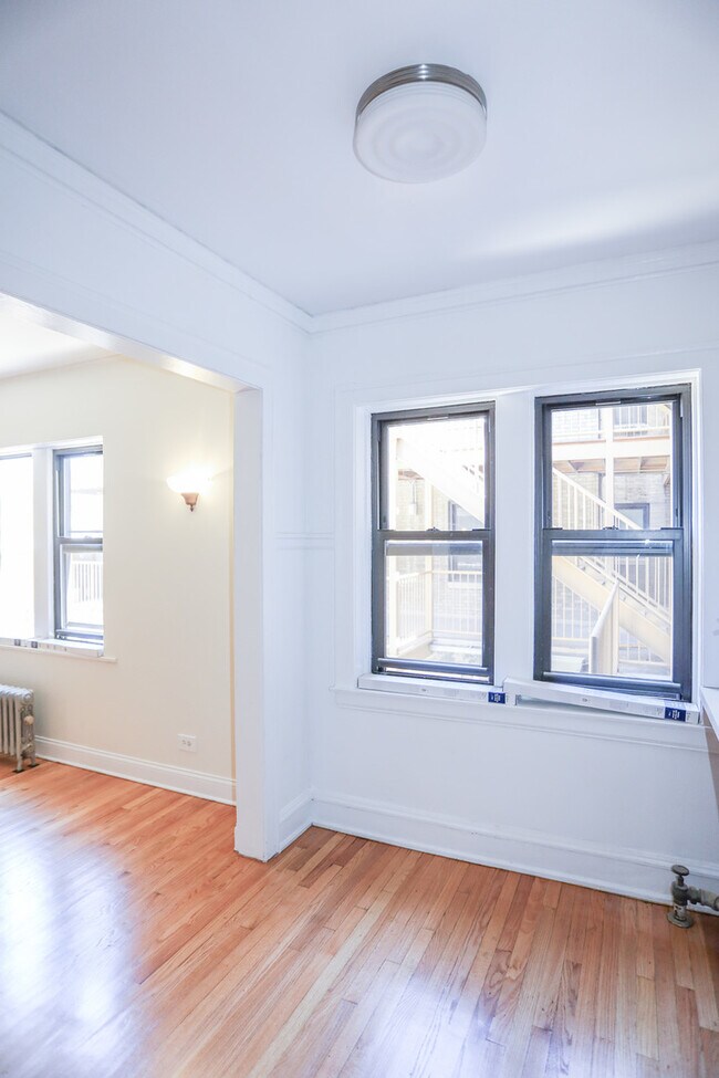 Building Photo - 2408 W Lunt Ave