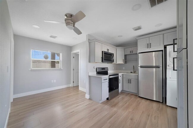 Building Photo - 4521 Edgewater Dr