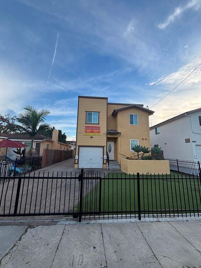 Building Photo - 206 W 105th St