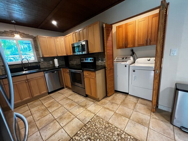 Foto del edificio - PET FRIENDLY, enclosed backyard, Central Kihei 3 bed/2 bath plus bonus room
