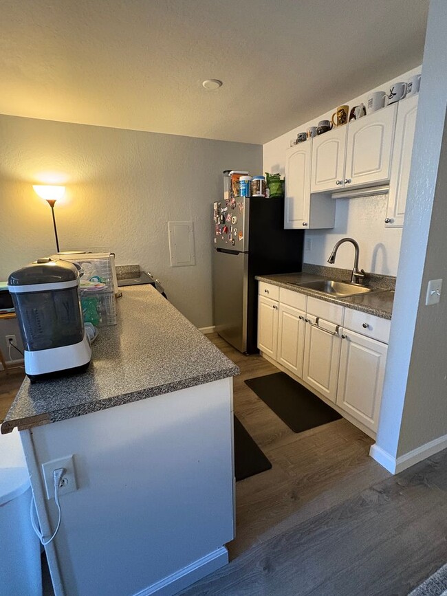 Foto del edificio - Charming 2 bedroom, 1 bathroom with 1 assi...