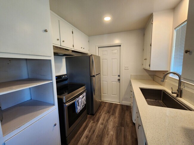 Foto del edificio - 6431 Wire Dr