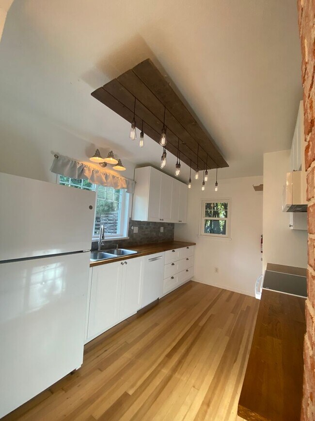 Foto del edificio - Perry District Gem – Move-In Ready 3 plus Bed / 2 Bath Brick Home with Finished Basement & 2-Car ...