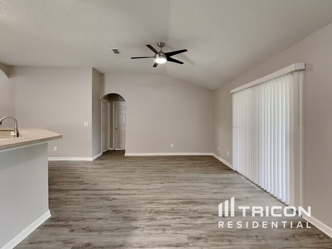 Building Photo - 844 MacKenzie Cir