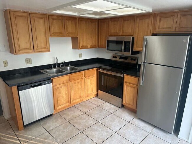 Building Photo - Cute 2/1.5 Town Home Available Near UCF!