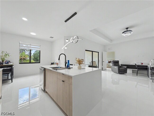 Foto del edificio - 402 Thompson Ave