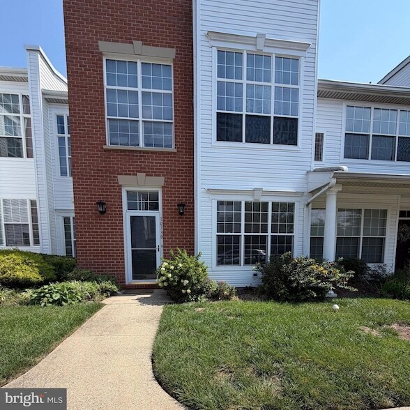 Building Photo - 10730 Symphony Way