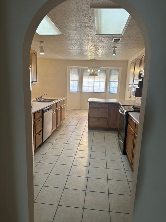 Foto del edificio - 1801 Regency Park Rd SE