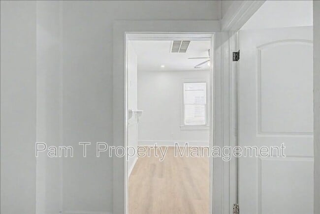 Building Photo - 615 W 39th St