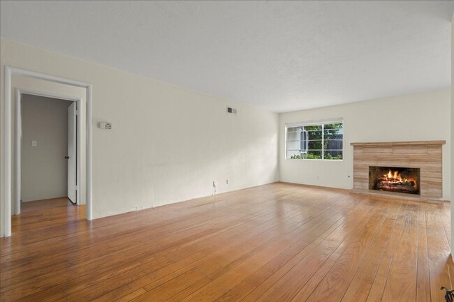 Building Photo - 3 bed 2 bath home with washer/dryer in Mountain View