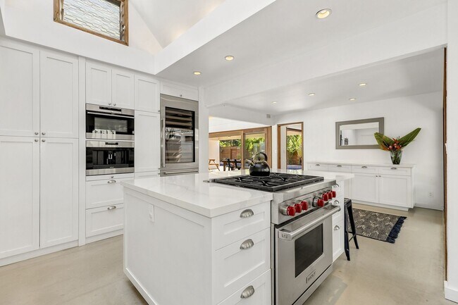 Building Photo - Elegant Home w/ Private Beach Access, Pool...