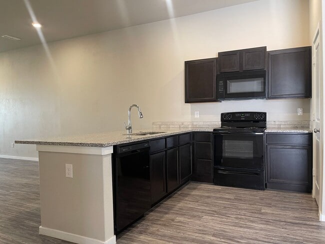 Building Photo - 3Bed/2Bath Duplex Available 10/10 in Coope...