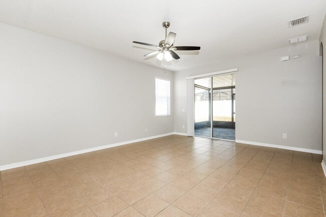 Foto del edificio - 8226 Summer Wood Ln
