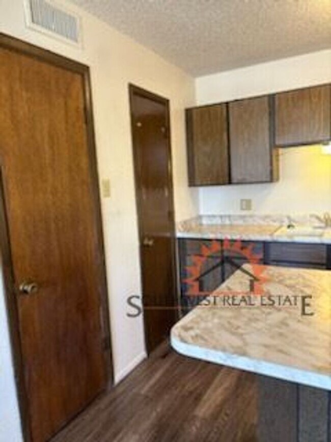 Foto del edificio - 1633 Cameo St