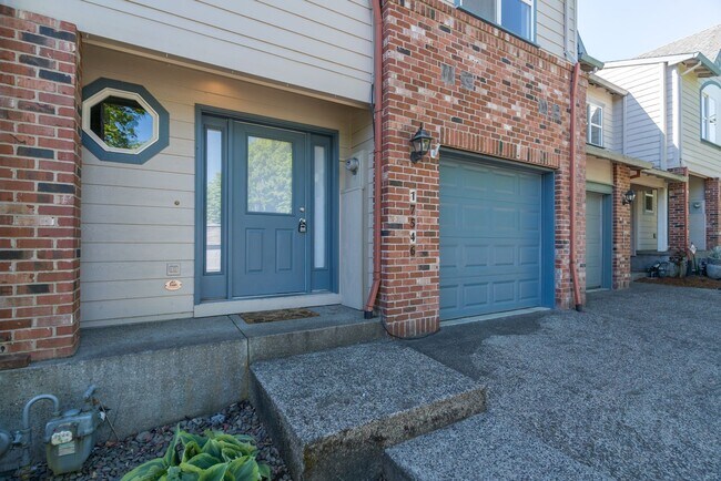 Building Photo - Fantastic recently remodeled 3-bdrm/2.5-ba...