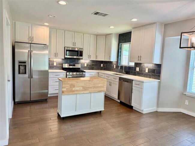 Foto del edificio - 5229 Basswood Ln