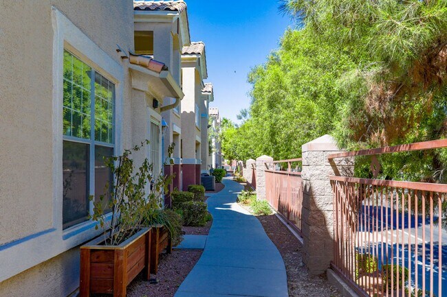 Foto del edificio - 3 Bedroom North Las Vegas Condo Convenient...