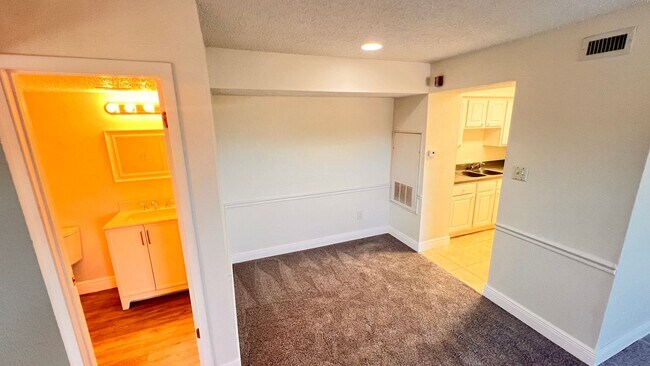 Foto del edificio - Cozy Casselberry Condo Available - Move In...