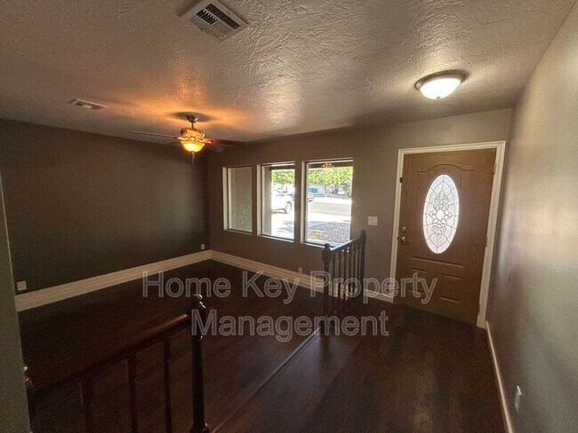 Foto del edificio - 3165 Crestview Dr