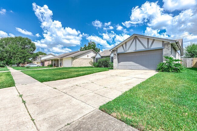 Building Photo - 8434 Quailcrest Dr