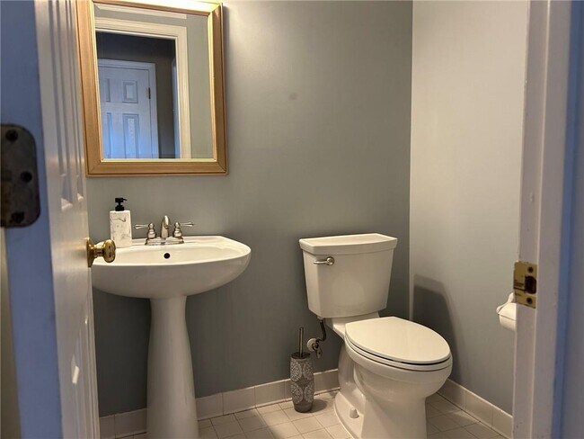 Building Photo - 490 Sherman Oaks Way