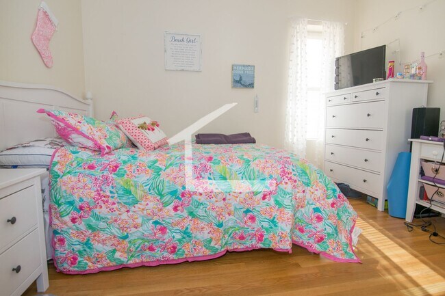 Foto del edificio - HOT BROOKLINE LISTING!!!!!