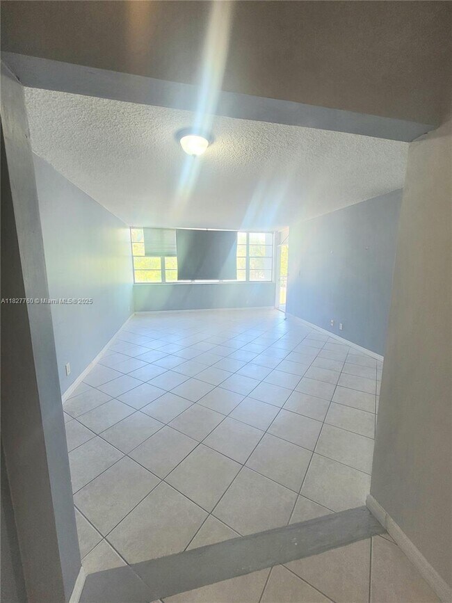Foto del edificio - 2025 NE 164th St