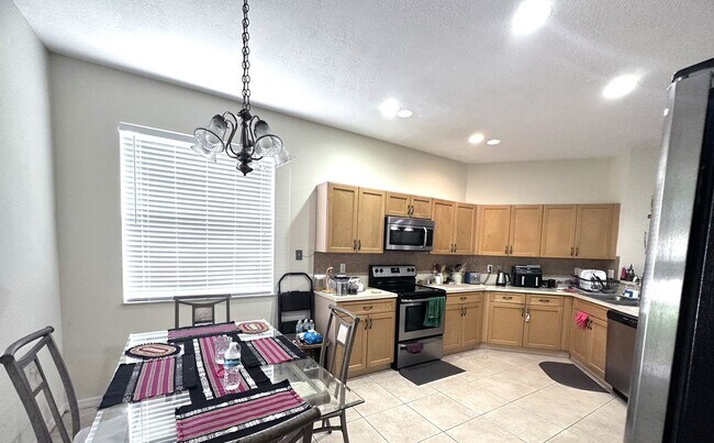 Building Photo - 3/2/2 In Lake Forest Port St lucie For Ren...