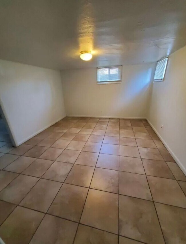 Building Photo - 3 Bedroom/1 Bath Garden Level Duplex for J...