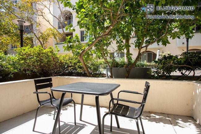 Foto del edificio - 5710 Crescent Prk E