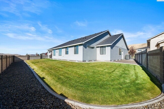 Building Photo - Generational suite w/separate entrance!