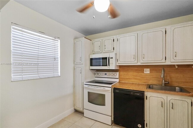 Building Photo - 8421 Lagos De Campo Blvd