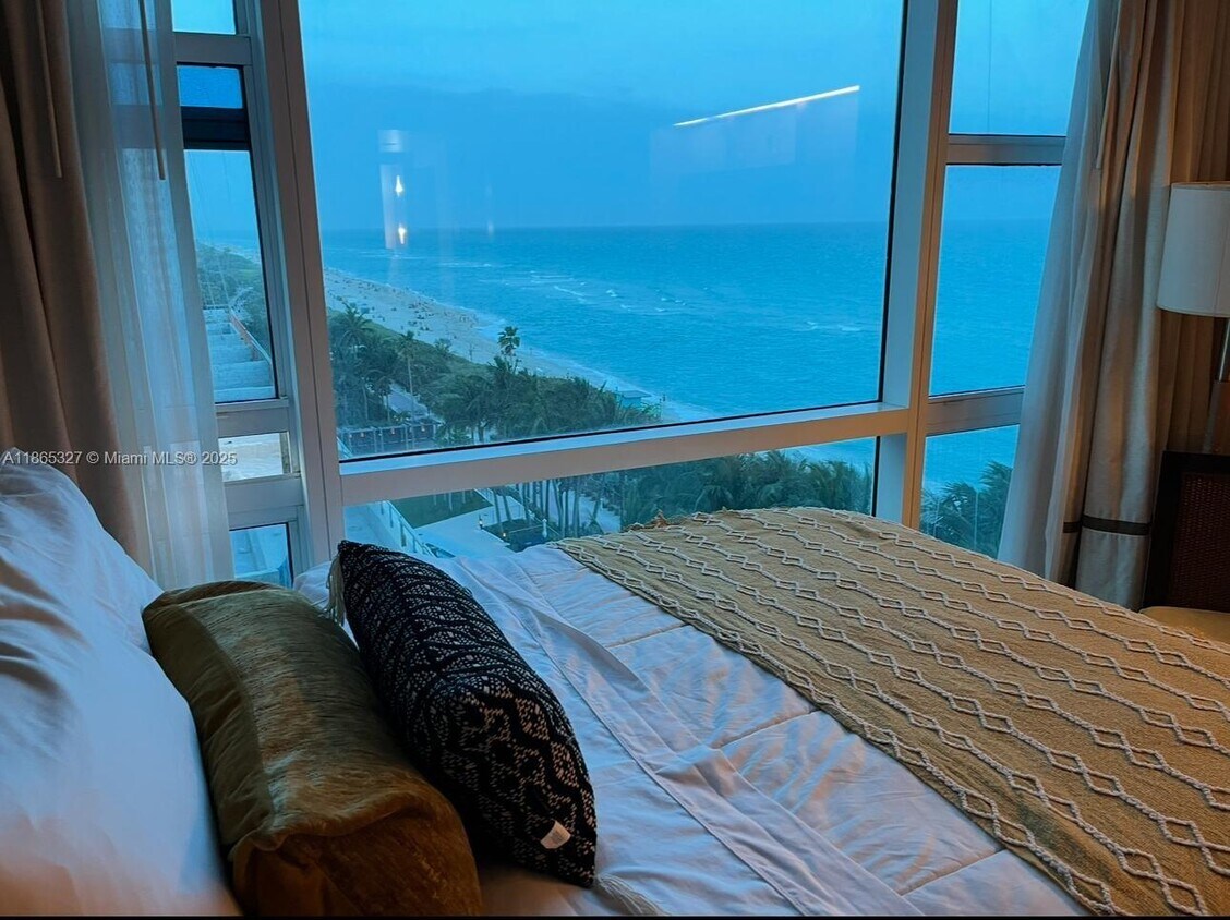 Foto principal - 6801 Collins Ave