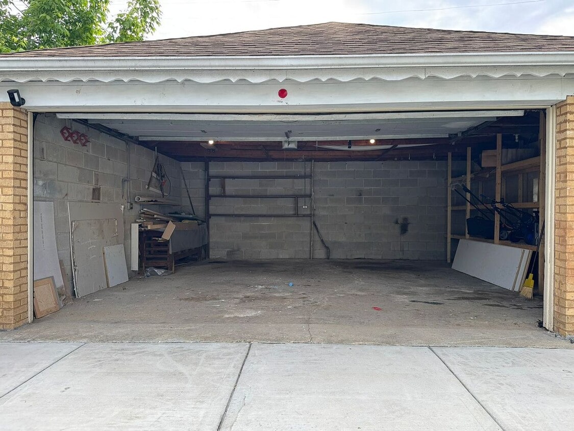 Primary Photo - 3030 N Oleander Ave