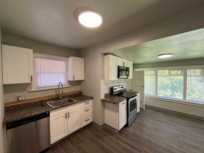 Building Photo - Seattle 5Bed / 2 bath Home - 2bed 1bath up...