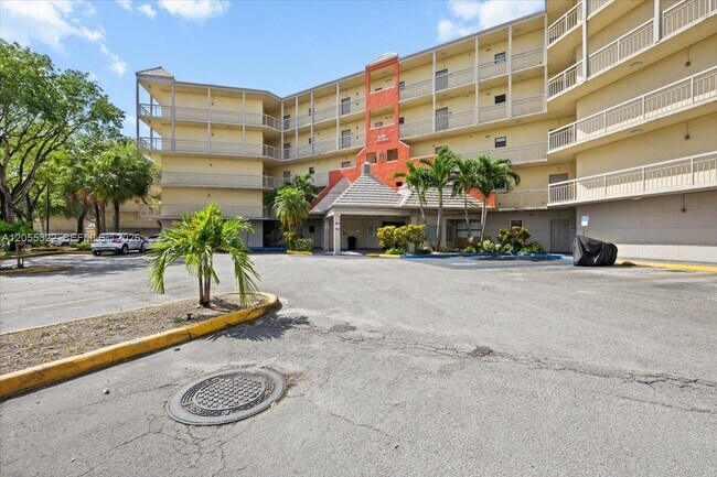 Foto del edificio - 8290 Lake Dr