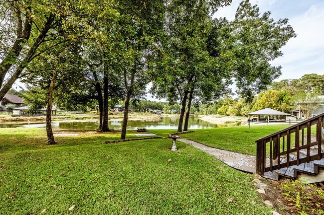 Foto del edificio - 14 Wildwood Lake Dr
