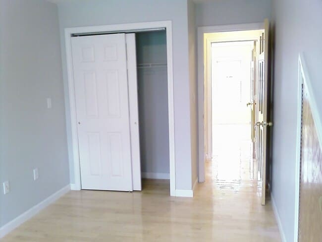 Building Photo - House 8 Bed