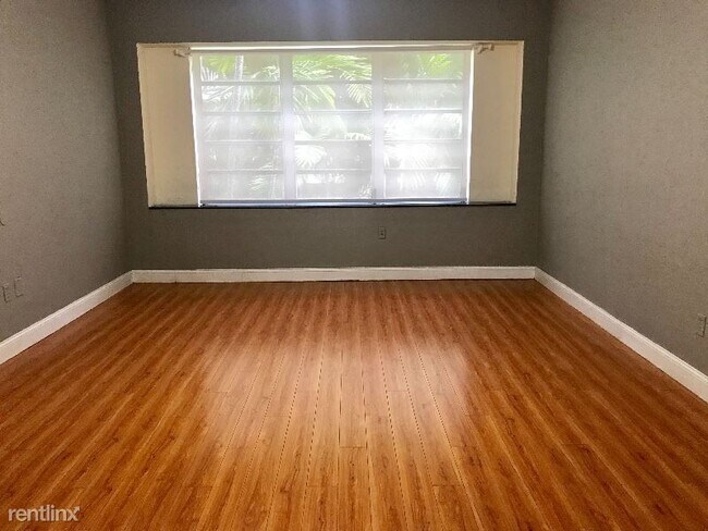 Foto del edificio - 9300 W Bay Harbor Dr