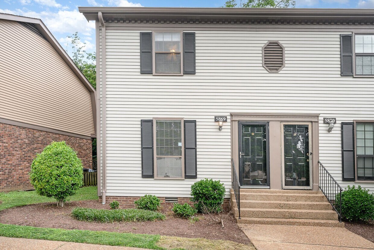Foto principal - Desirable Brentwood Trace 2 Bedroom Townho...