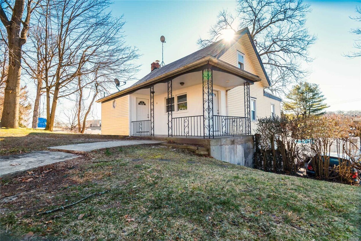 18 Evert St, Huntington Station, NY 11746 Apartment for Rent in