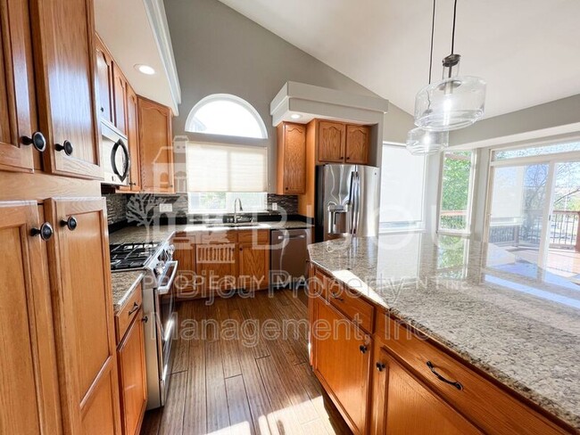 Building Photo - 6613 Dream Weaver Dr